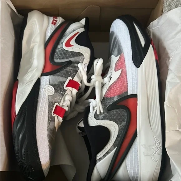 NIKE KYRIE 8 GO GS 'WHITE UNIVERSITY RED-BLACK’ NiB 4.5Y - Picture 13 of 15